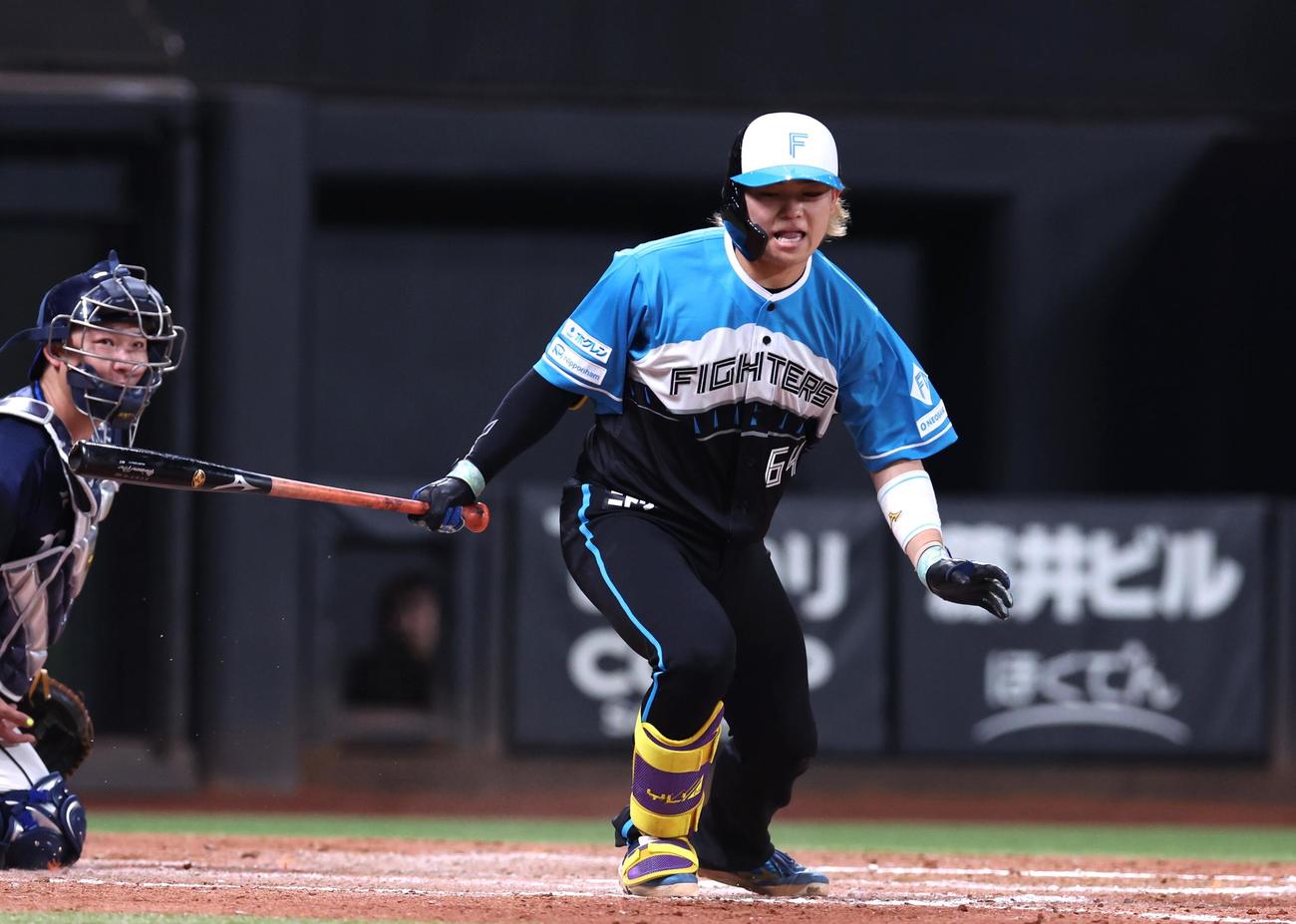 日本ハム対西武　9回裏日本ハム1死、自打球を当て痛がる田宮（撮影・黒川智章）