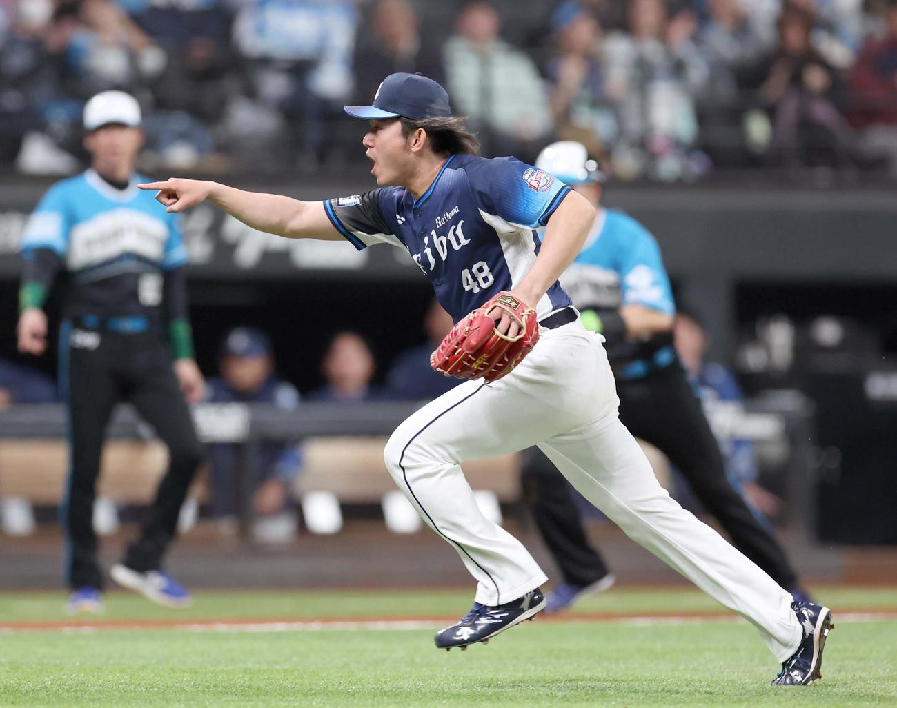 日本ハム対西武　7回裏日本ハム2死満塁、上川畑を三振にとりアピールする今井（撮影・黒川智章）