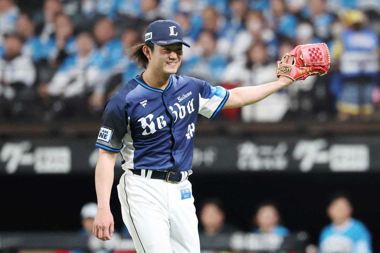 日本ハム対西武　4回裏日本ハム2死、レイエスから空振り三振を奪い笑顔を見せる今井（撮影・宮地輝）