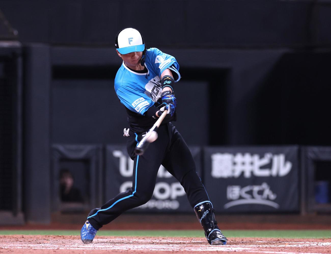日本ハム対西武　12回裏日本ハム2死二塁、右越え2点本塁打を放つ郡司（撮影・黒川智章）