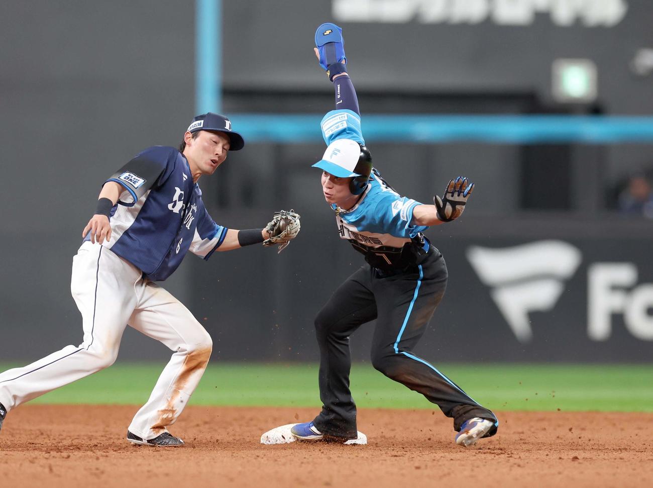 日本ハム対西武　12回裏日本ハム2死一塁、盗塁を決める松本剛（撮影・黒川智章）