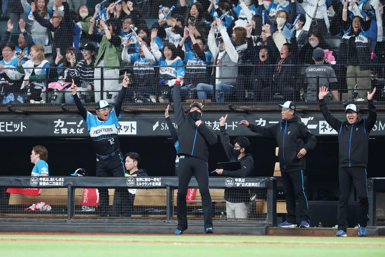 日本ハム対西武　12回裏日本ハム2死二塁、郡司が右越えサヨナラ2点本塁打を放ちガッツポーズする新庄監督（中央）（撮影・宮地輝）