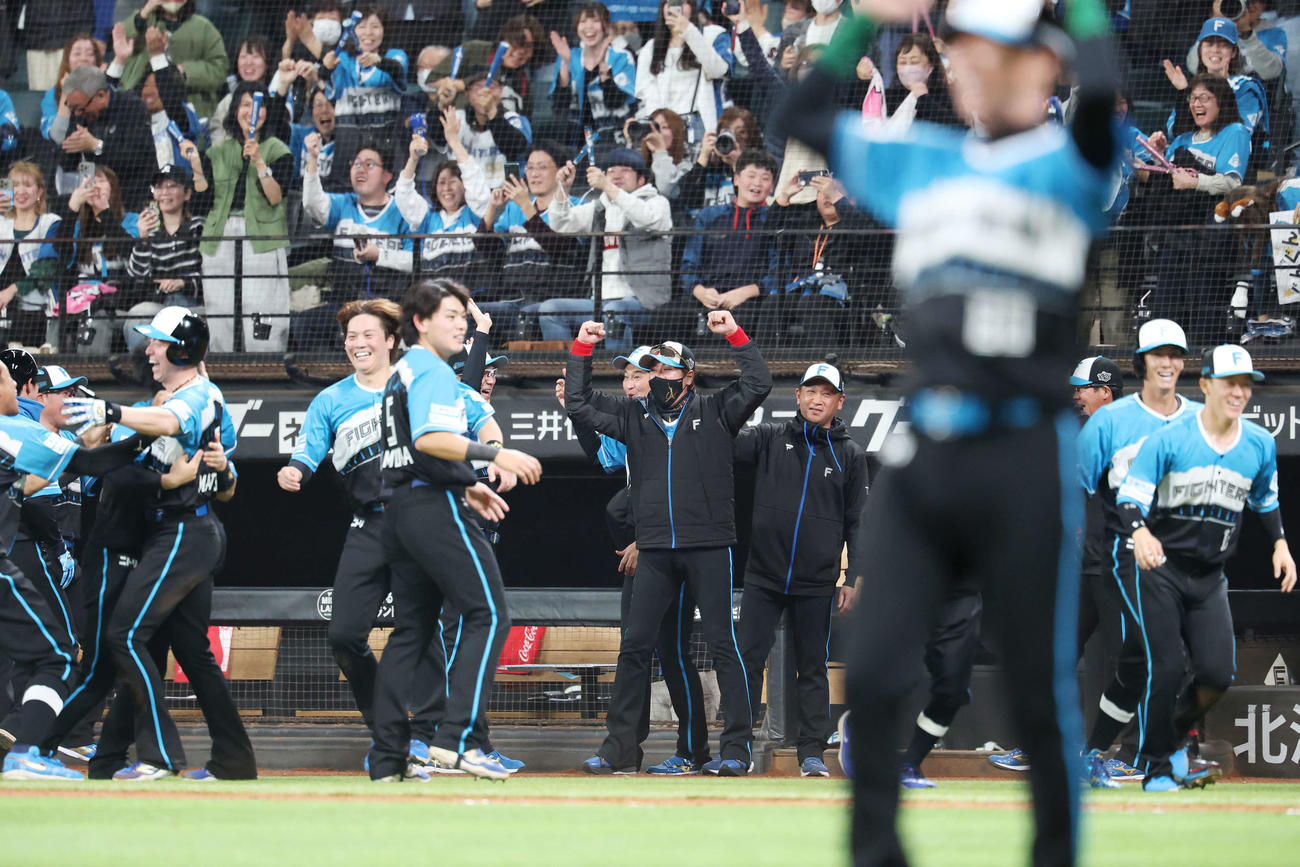 日本ハム対西武　12回裏日本ハム2死二塁、郡司が右越えサヨナラ2点本塁打を放ちガッツポーズする新庄監督（中央）（撮影・宮地輝）