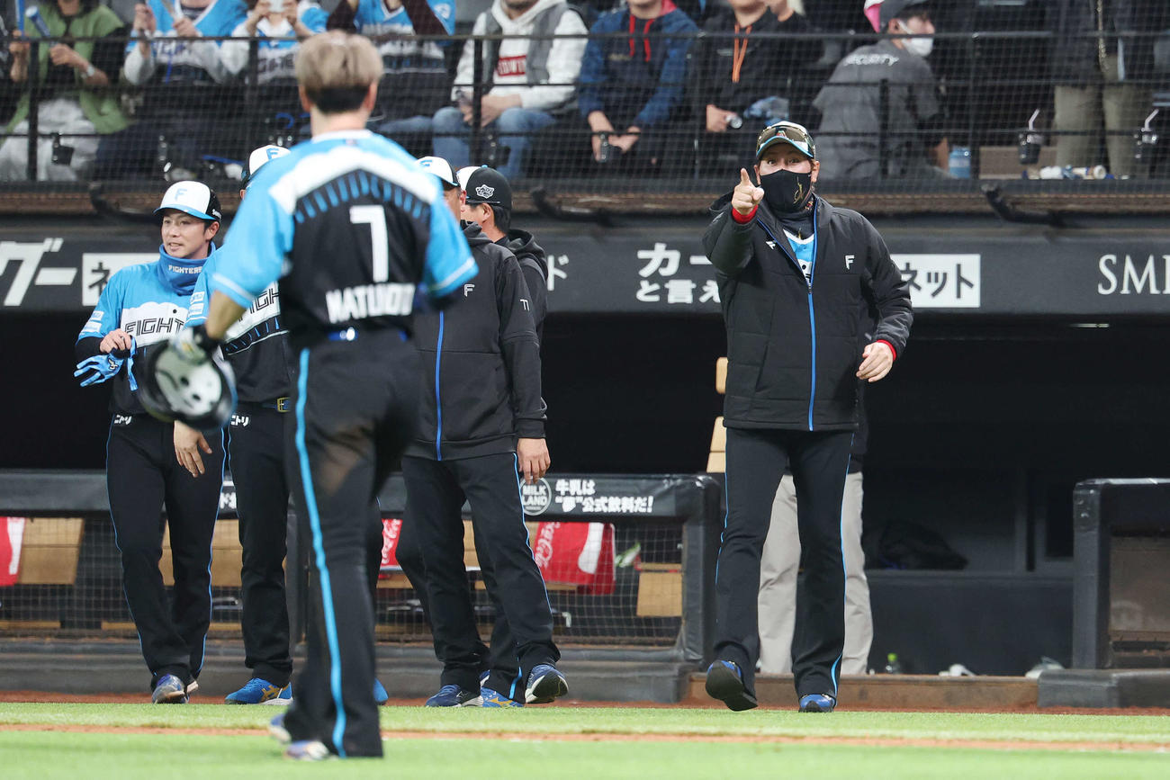 日本ハム対西武　12回裏日本ハム2死一塁、二塁盗塁を決めた松本剛（手前）を指さす新庄監督（撮影・宮地輝）