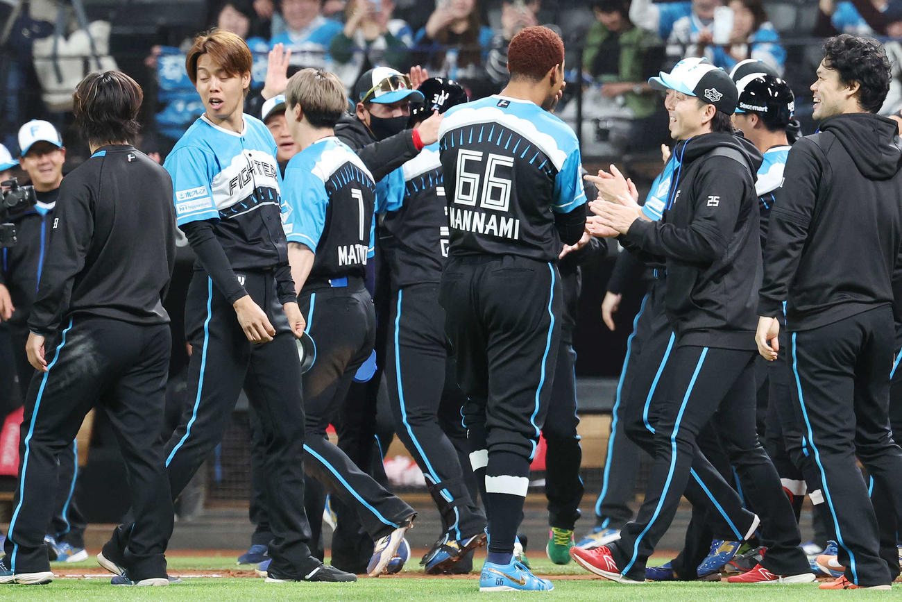 日本ハム対西武　12回裏日本ハム2死二塁、右越えサヨナラ2点本塁打を放った郡司（中央）とハグする新庄監督（同左）（撮影・宮地輝）