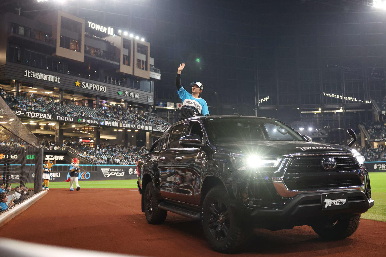 日本ハム対西武　12回裏日本ハム2死二塁、右越えサヨナラ2点本塁打を放った郡司はファンの声援に応える（撮影・宮地輝）