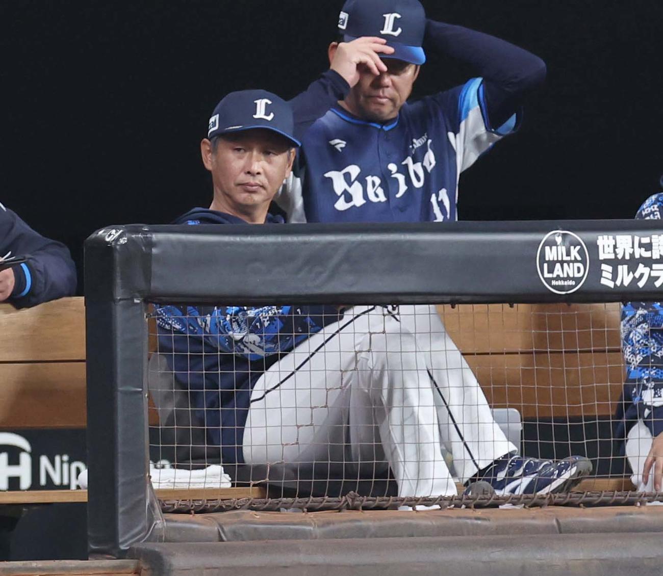 日本ハム対西武　試合を見つめる西口監督（撮影・黒川智章）