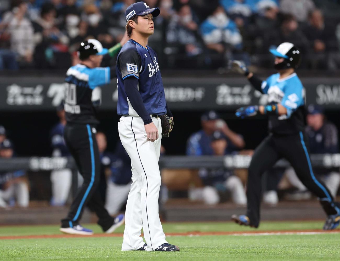 日本ハム対西武　12回裏、郡司にサヨナラ2点本塁打を浴びる甲斐野（撮影・黒川智章）