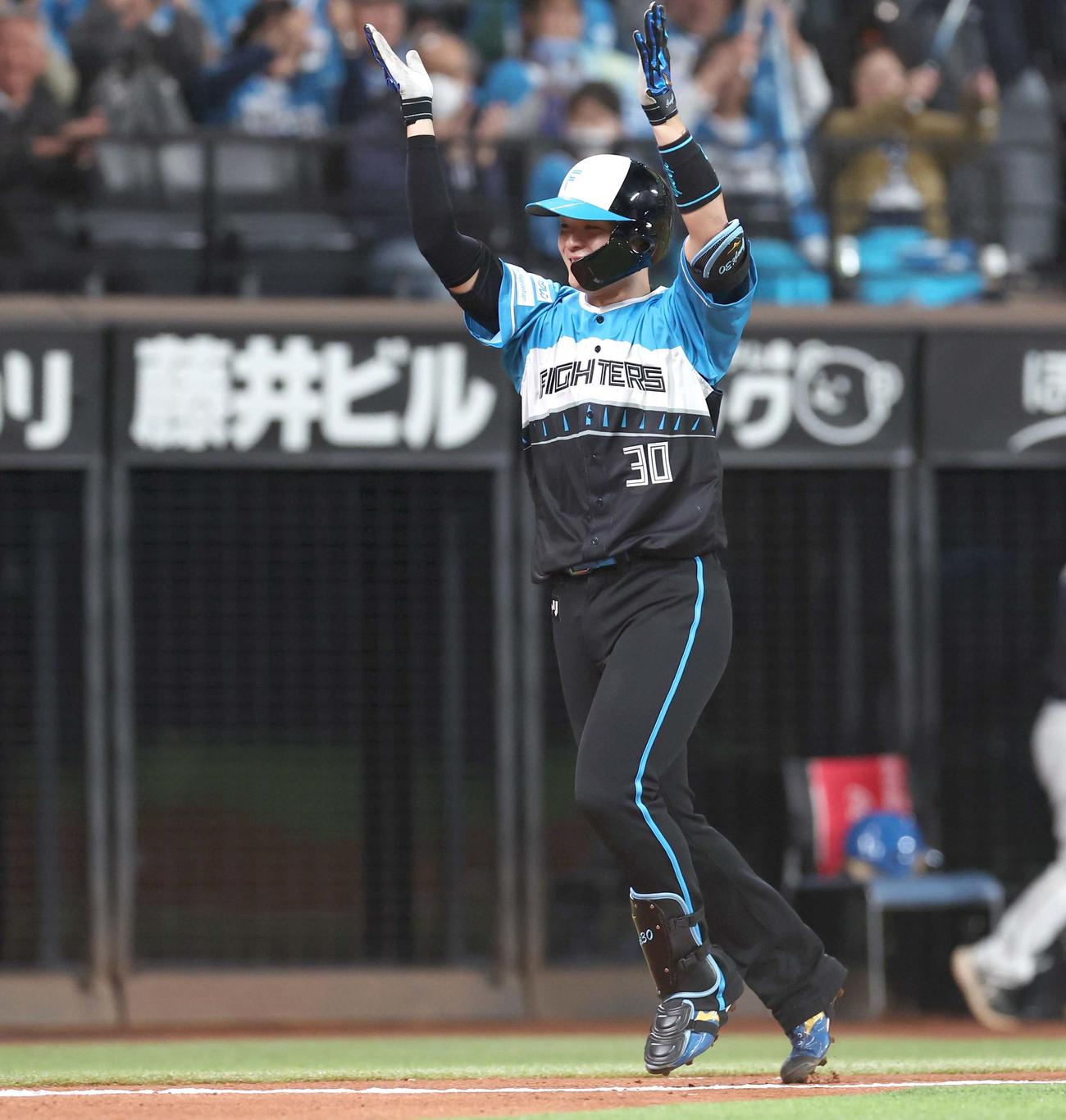 日本ハム対西武　12回裏日本ハム2死二塁、右越え2点本塁打を放ち笑顔で生還する郡司（撮影・黒川智章）