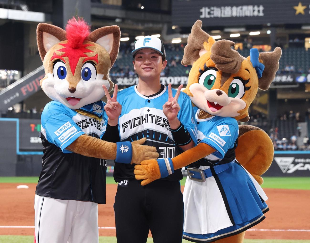 日本ハム対西武　試合後、笑顔の郡司（撮影・黒川智章）