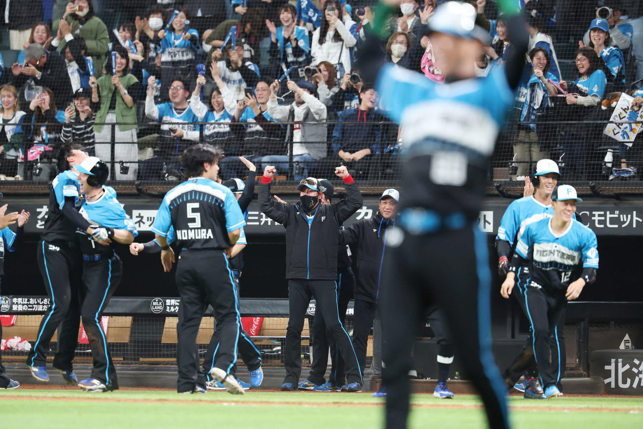 日本ハム対西武　12回裏日本ハム2死二塁、郡司が右越えサヨナラ2点本塁打を放ちガッツポーズする新庄監督（中央）（撮影・宮地輝）