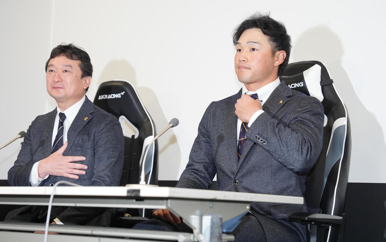 ロッテ対ソフトバンク　支配下登録となり会見に臨むソフトバンク山本。左は三笠GM（撮影・鈴木みどり）