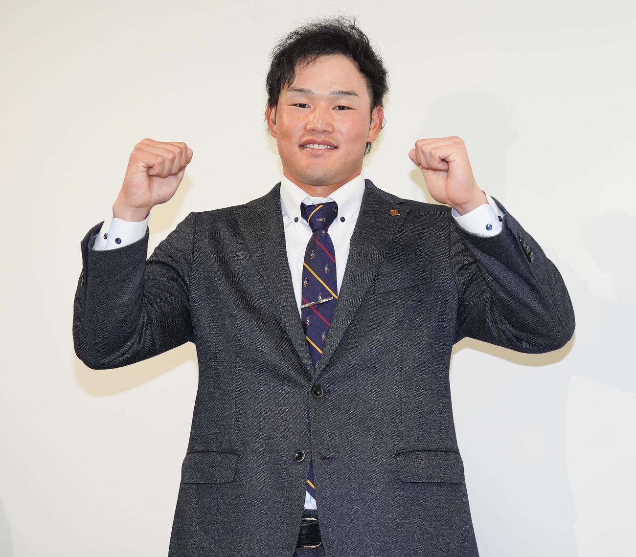 支配下登録となり会見でガッツポーズするソフトバンク山本（撮影・鈴木みどり）