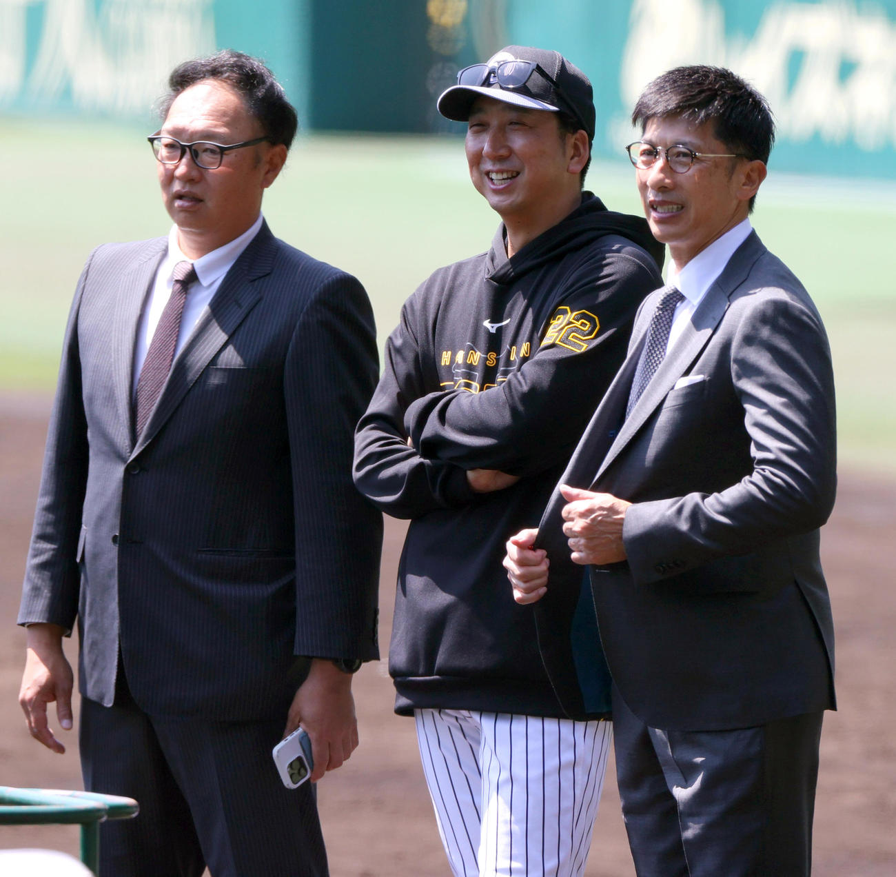 阪神対中日　試合前の練習で阪神藤川監督（中央）は訪れた阪神OBの矢野氏（右）、福原氏と笑顔で話す（撮影・上山淳一）