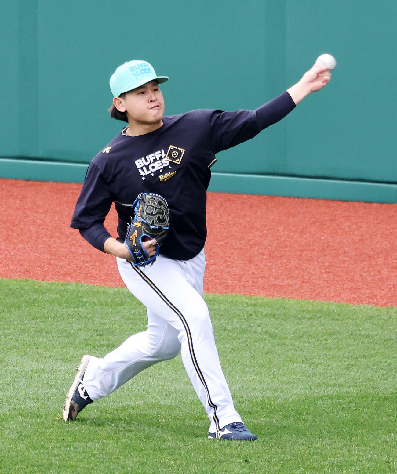 楽天対オリックス　キャッチボールするオリックス宮城（撮影・鈴木正人）　
