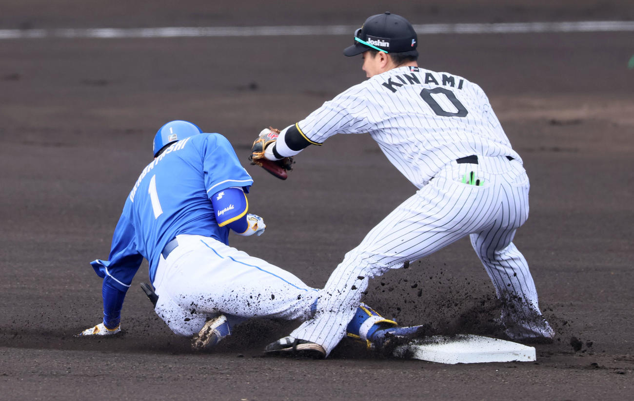 阪神対中日　1回表中日無死、岡林は右越え二塁打を放つ。野手木浪（撮影・加藤哉）