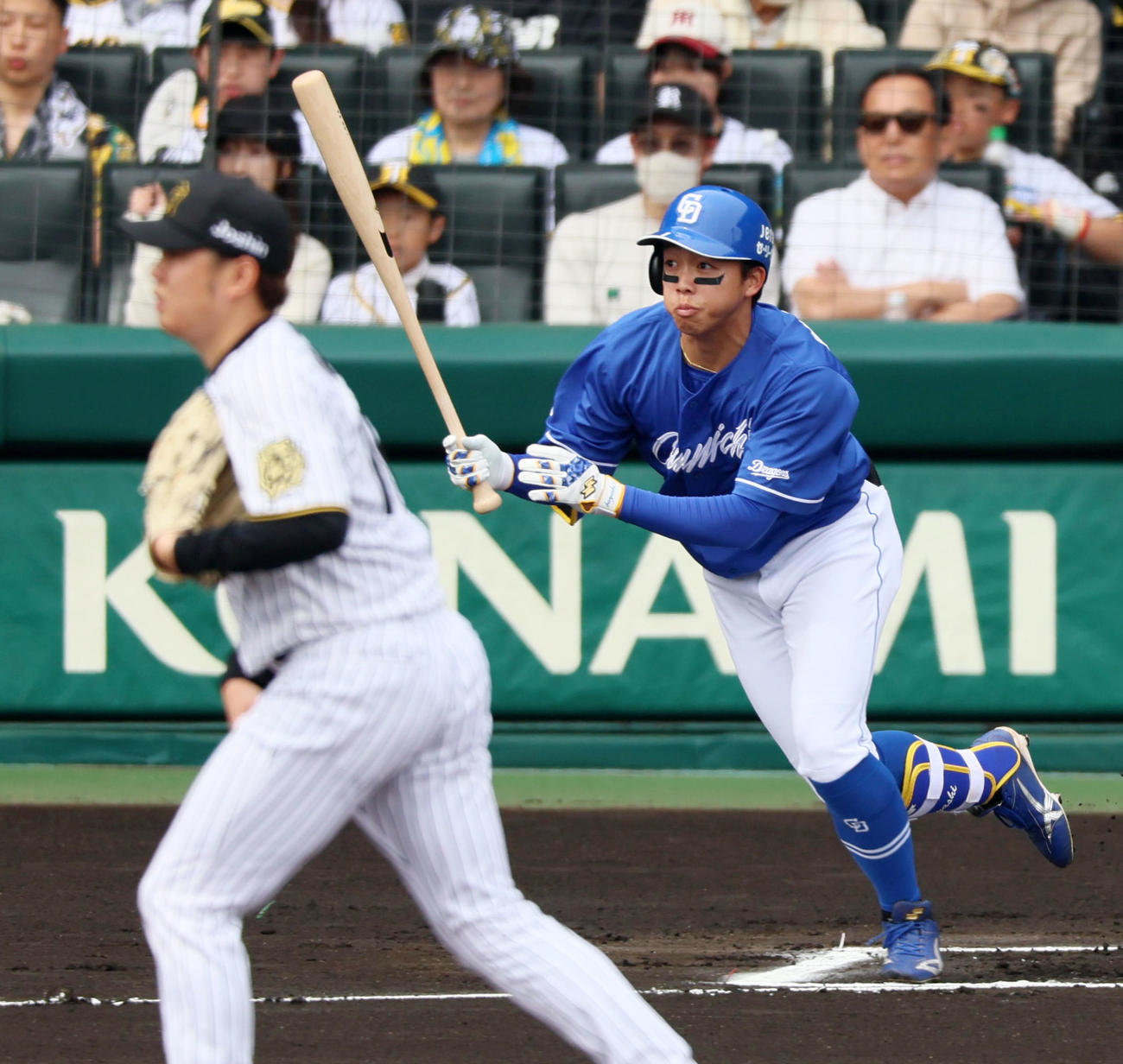 阪神対中日　1回表中日無死、岡林は右越え二塁打を放つ。投手西勇（撮影・加藤哉）
