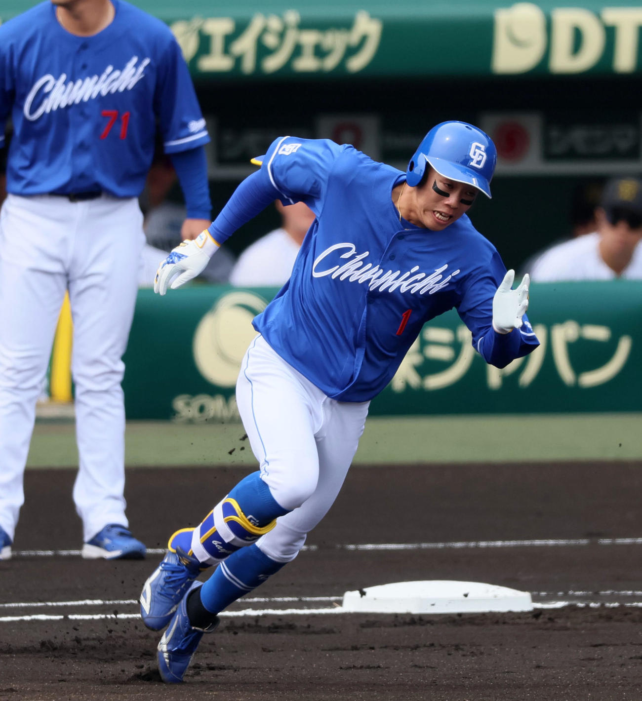 阪神対中日　1回表中日無死、岡林は右越え二塁打を放つ（撮影・加藤哉）