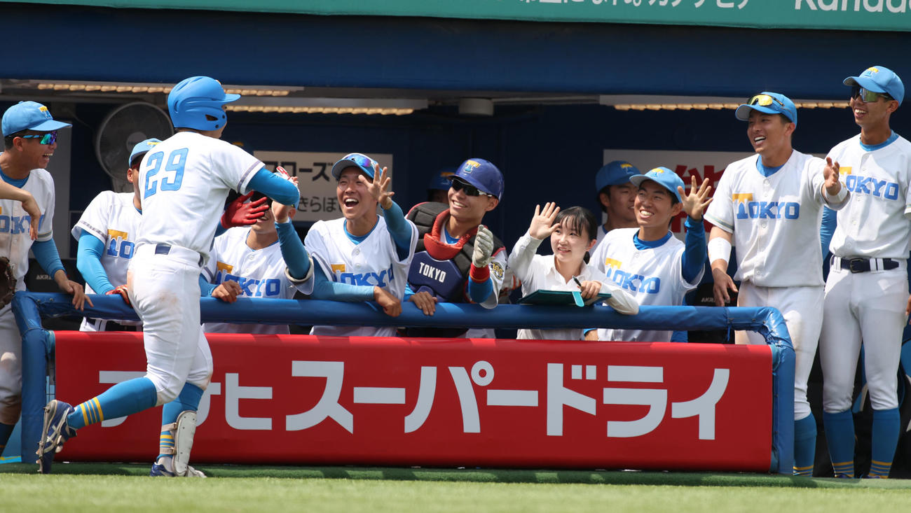 早大対東大　4回表東大2死、秋元は左ポール際に同点本塁打を放ちナインの出迎えを受ける（撮影・柴田隆二）