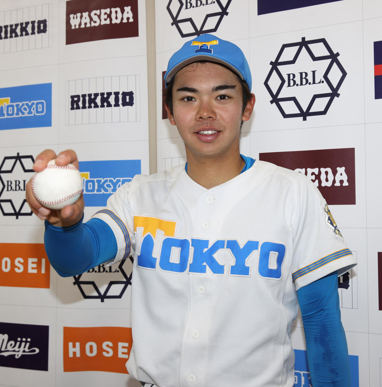 早大対東大　東大・秋元は本塁打ボールを持ち笑顔を見せる（撮影・柴田隆二）
