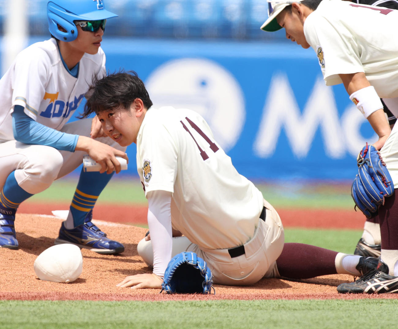 早大対東大　2回表東大無死、秋元の打球を左足に受けた伊藤樹は痛さに倒れる（撮影・柴田隆二）