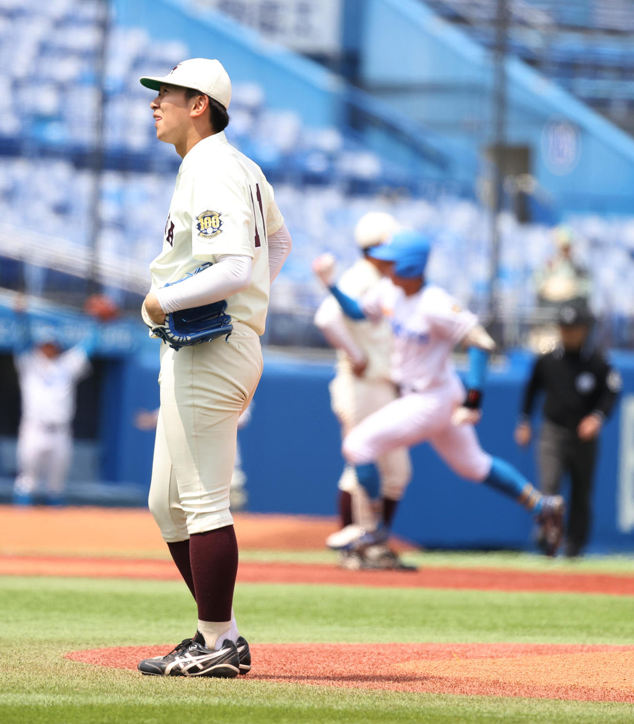 早大対東大　4回表東大2死、秋元に左ポール際に同点本塁打を浴びた伊藤樹（撮影・柴田隆二）
