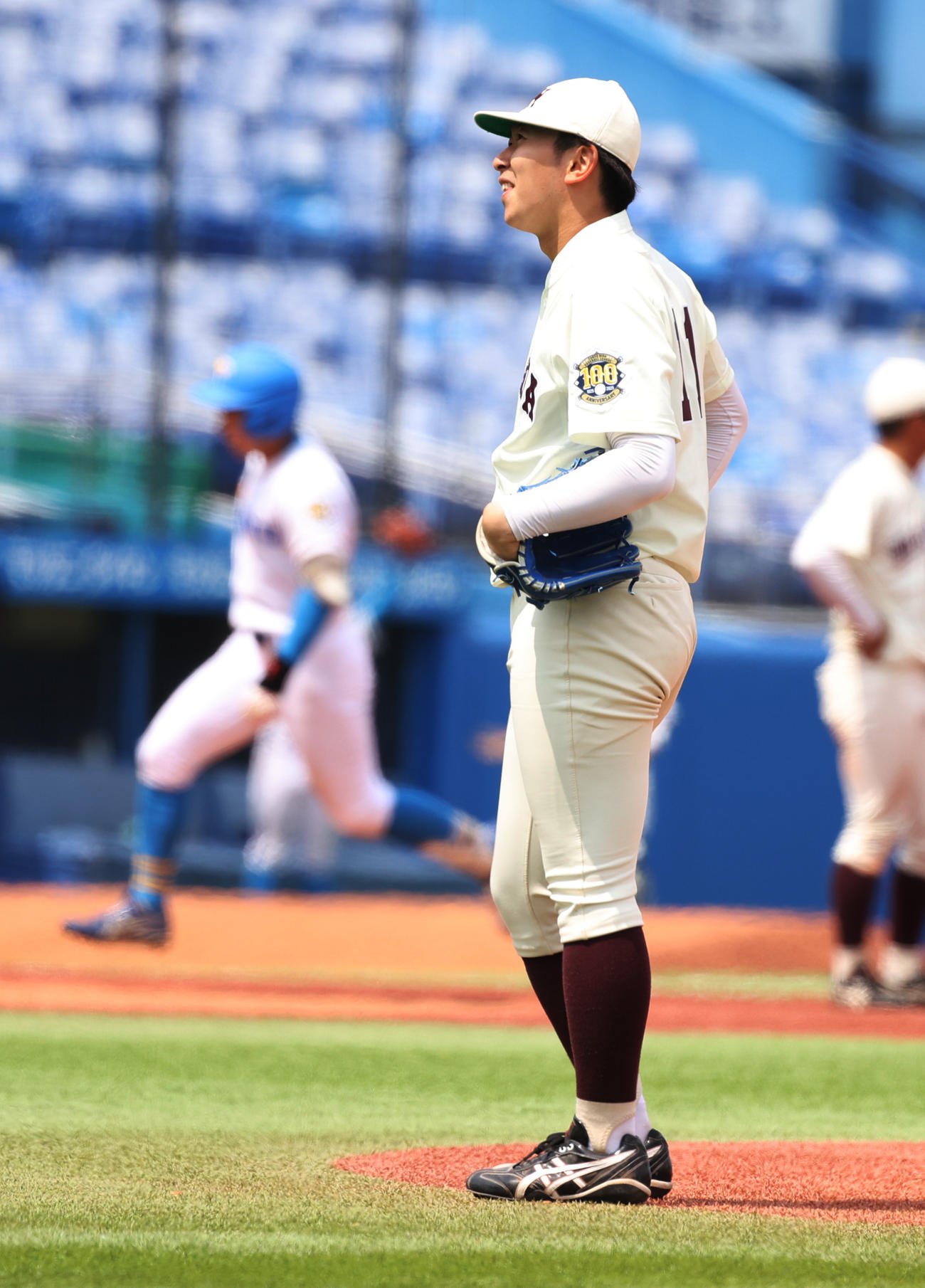 早大対東大　4回表東大2死、秋元に左ポール際に同点本塁打を浴びた伊藤樹（撮影・柴田隆二）