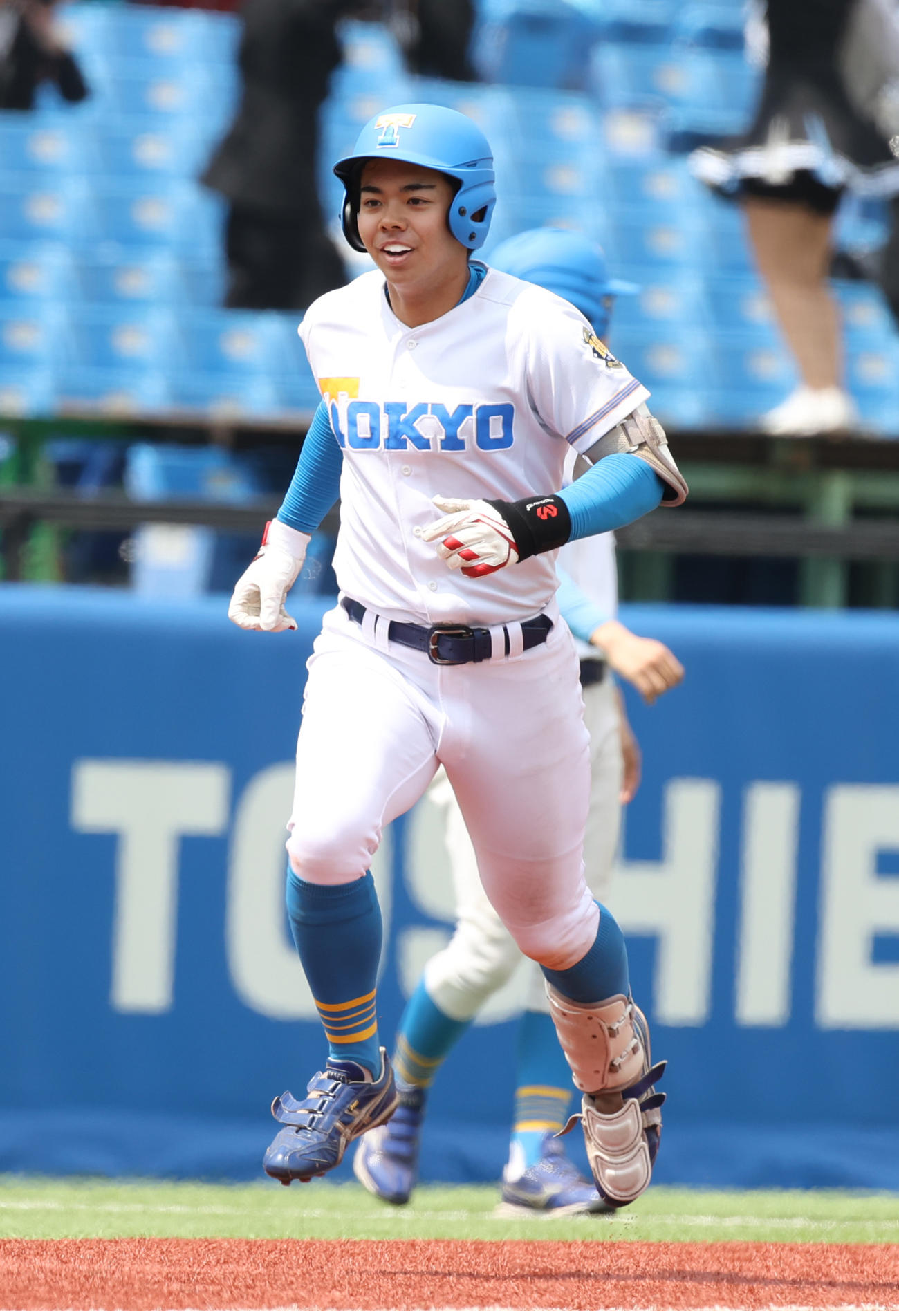 早大対東大　4回表東大2死、秋元は左ポール際に同点本塁打を放ち生還する（撮影・柴田隆二）