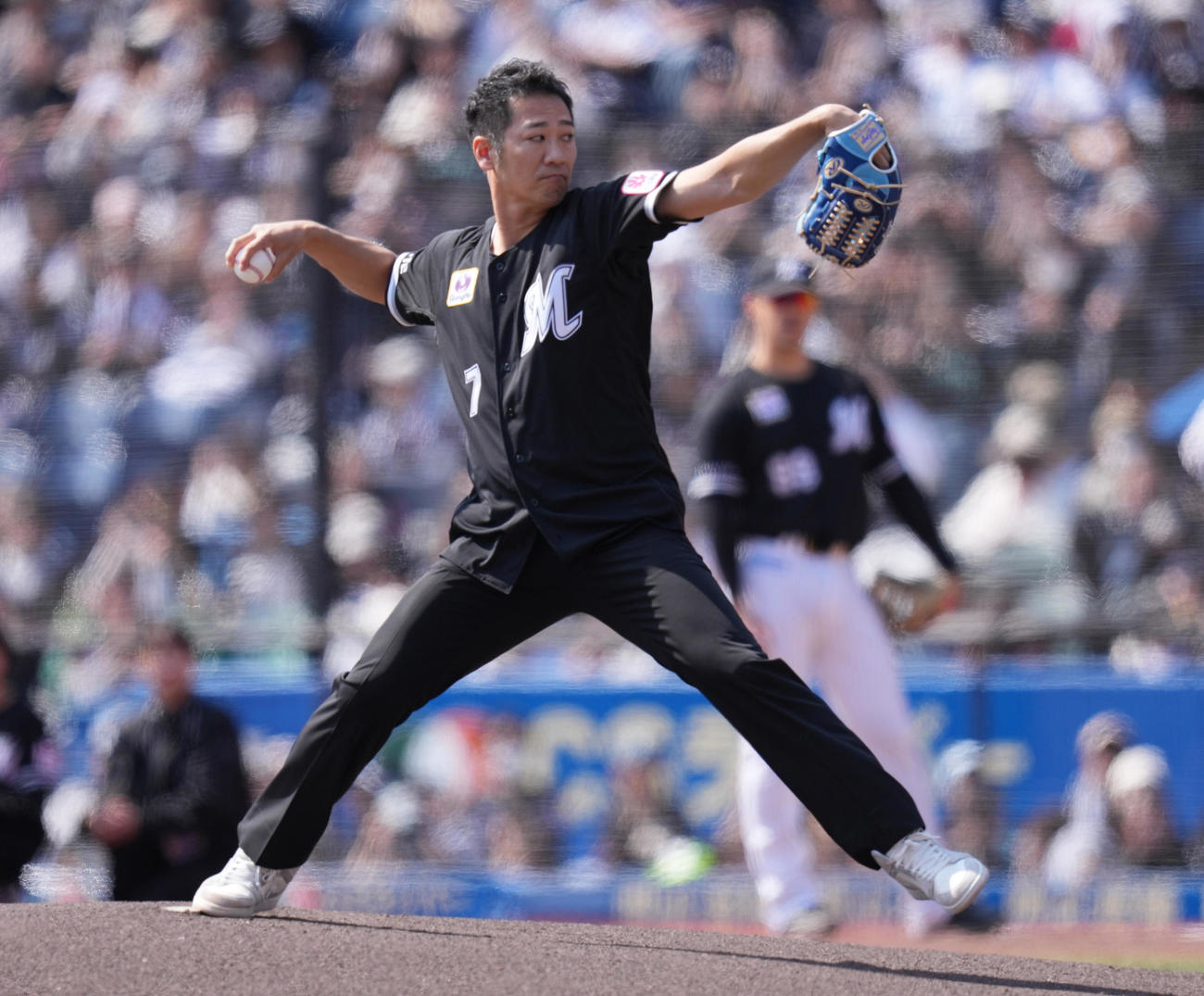 ロッテ対ソフトバンク　始球式で投球する西岡剛氏（撮影・鈴木みどり）