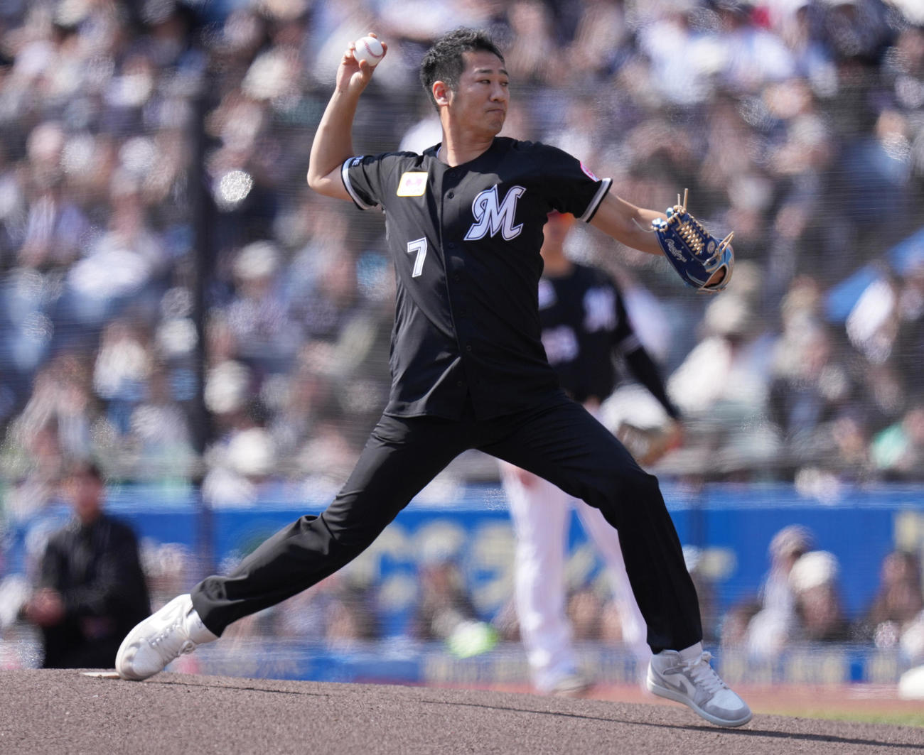 ロッテ対ソフトバンク　始球式で投球する西岡剛氏（撮影・鈴木みどり）