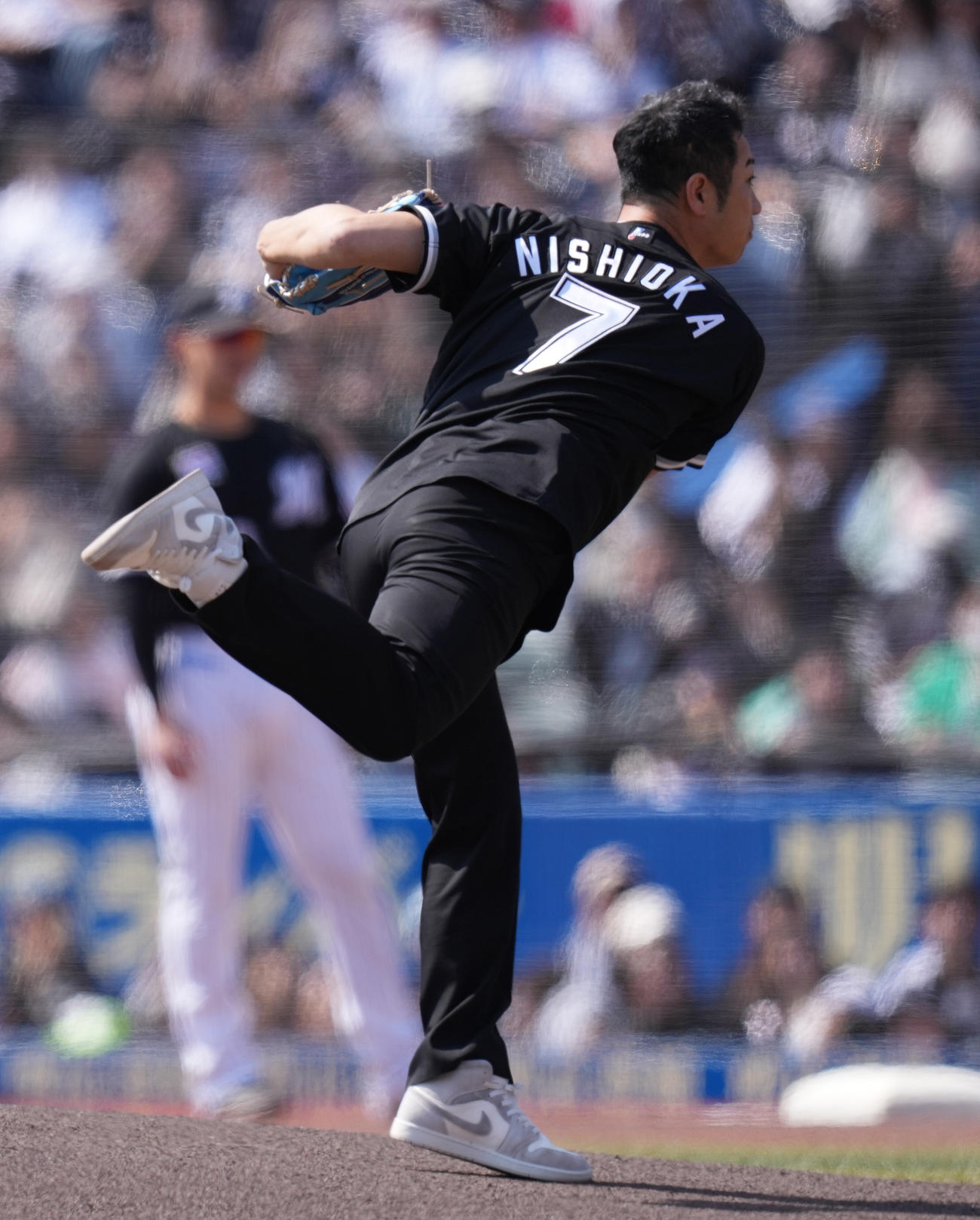 ロッテ対ソフトバンク　始球式で投球する西岡剛氏（撮影・鈴木みどり）