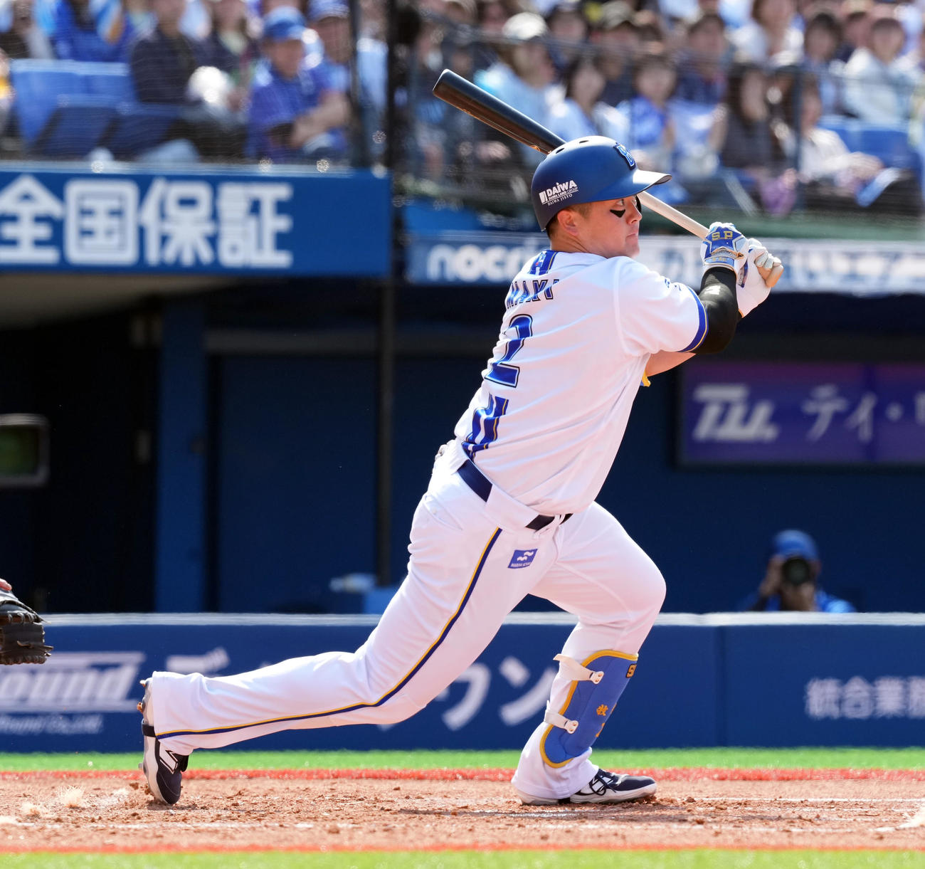 DeNA対ヤクルト　3回裏DeNA1死一塁、中前打を放つ牧（撮影・たえ見朱実）