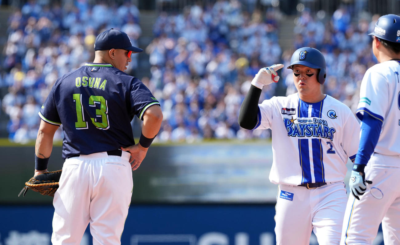 DeNA対ヤクルト　3回裏DeNA1死一塁、中前打を放った牧（撮影・たえ見朱実）