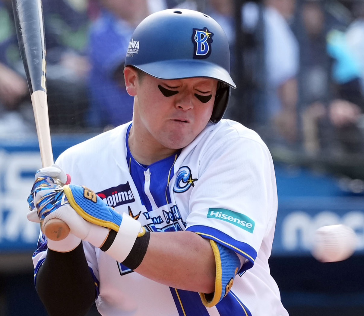 DeNA対ヤクルト　5回裏DeNA1死一塁、死球を受ける牧（撮影・たえ見朱実）