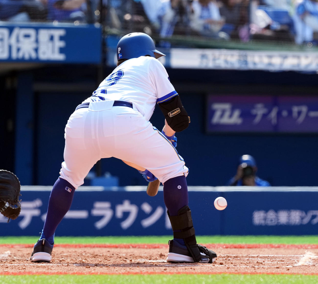 DeNA対ヤクルト　3回裏DeNA無死一塁、絶妙な送りバントを決めるケイ（撮影・たえ見朱実）