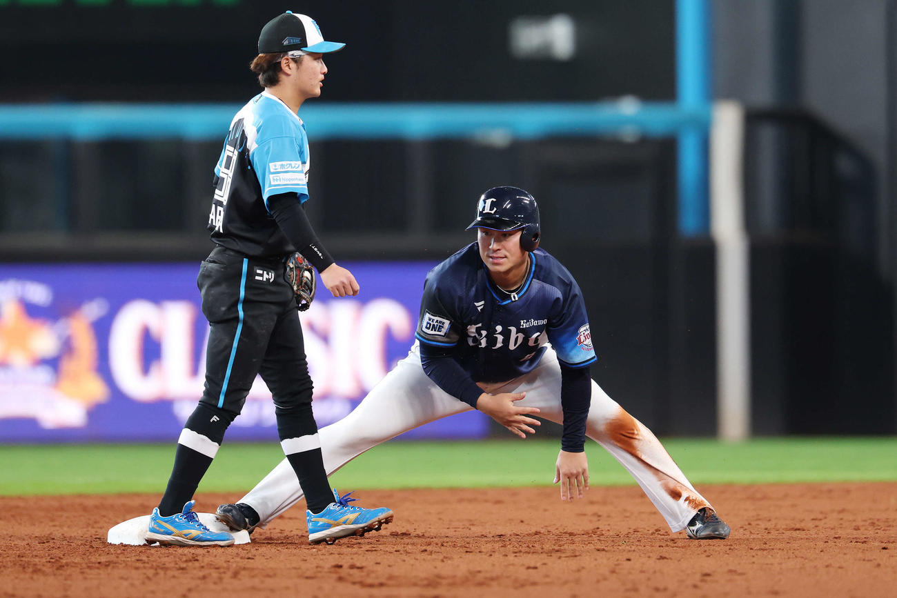日本ハム対西武　3回表西武1死一塁、二塁盗塁を決める渡部聖（撮影・宮地輝）