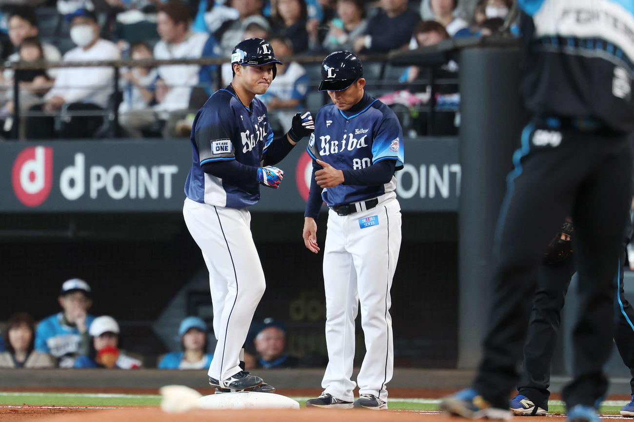 日本ハム対西武　1回表西武2死、左前打を放った渡部聖（撮影・宮地輝）
