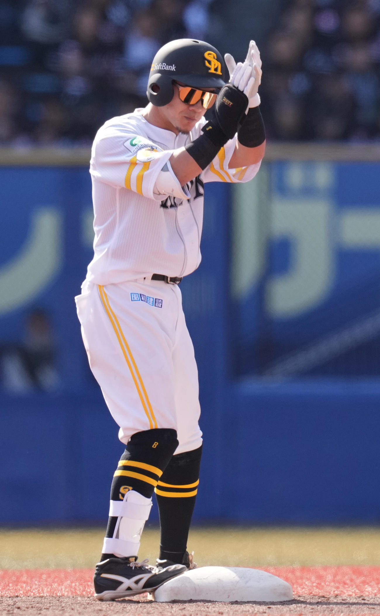 ロッテ対ソフトバンク　4回表ソフトバンク1死一、二塁、左適時二塁打を放ち、手をたたく牧原大（撮影・鈴木みどり）