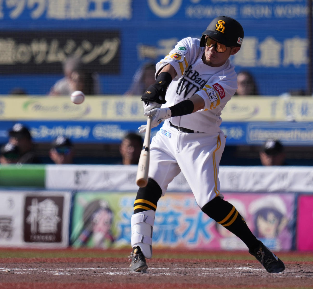 ロッテ対ソフトバンク　4回表ソフトバンク1死一、二塁、左適時二塁打を放つ牧原大（撮影・鈴木みどり）
