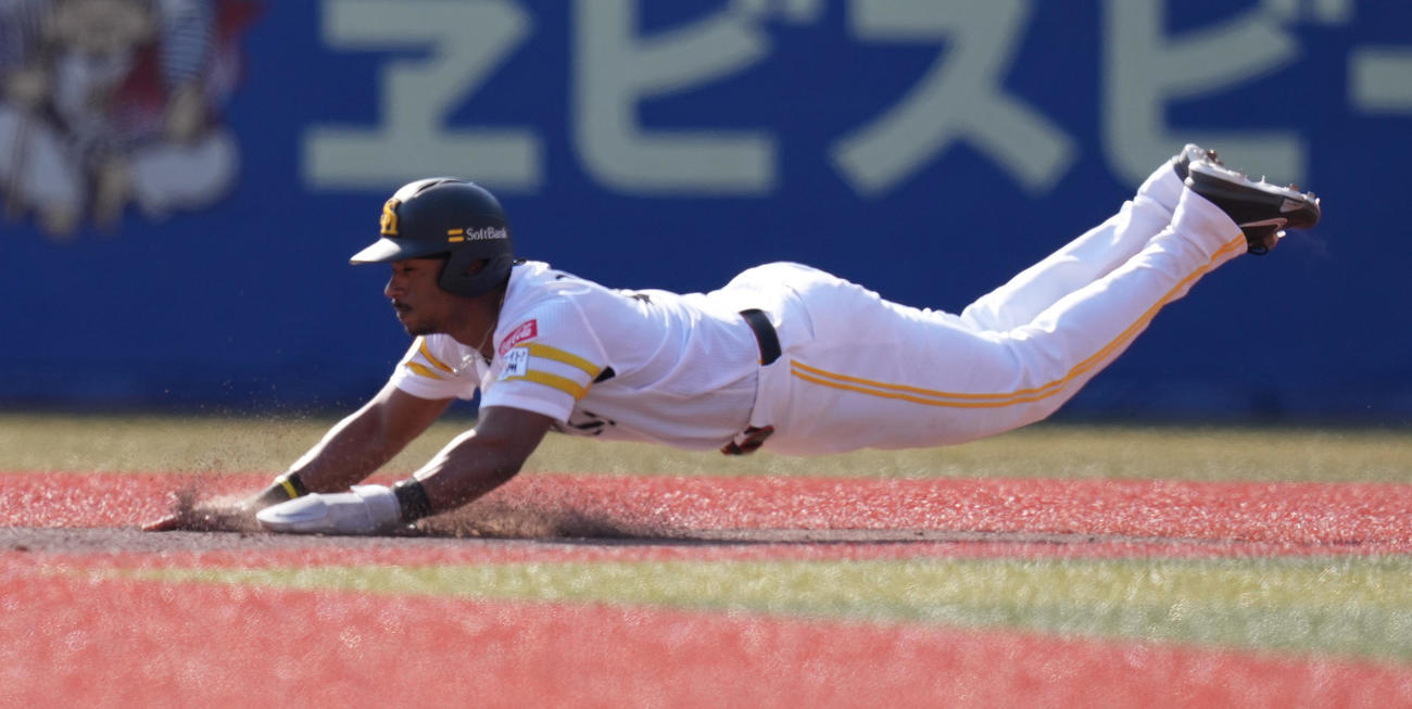 ロッテ対ソフトバンク　5回表ソフトバンク無死一塁、山川の中飛で二塁へヘッドスライディングする一塁走者ダウンズ（撮影・鈴木みどり）