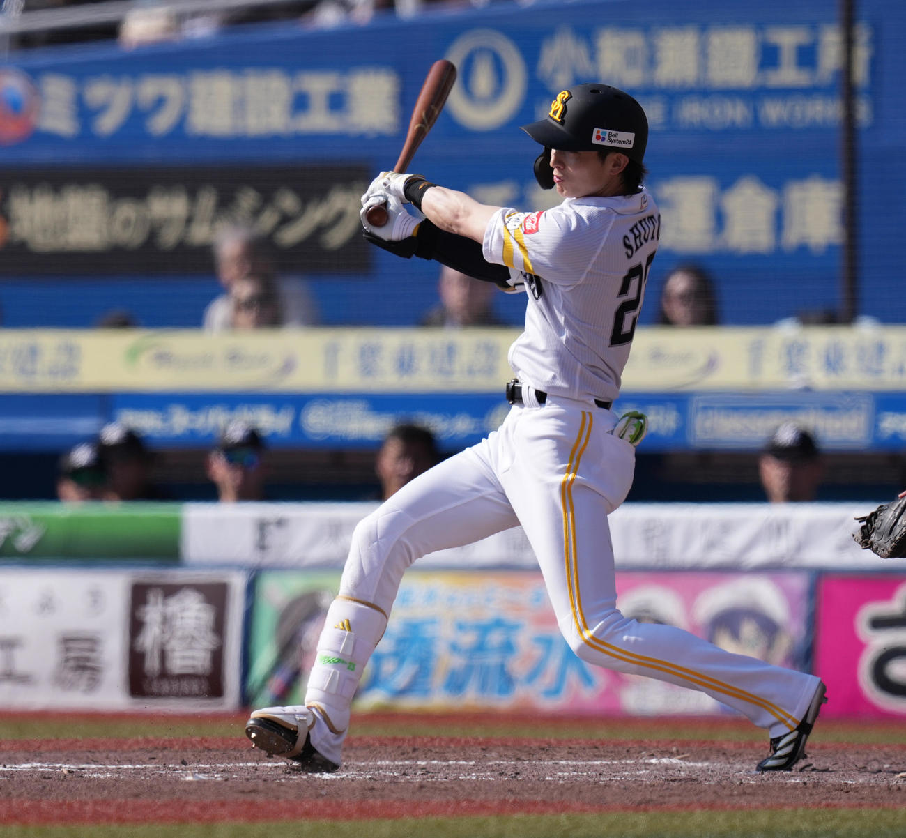 ロッテ対ソフトバンク　4回表ソフトバンク1死二、三塁、中前2点適時打を放つ周東（撮影・鈴木みどり）