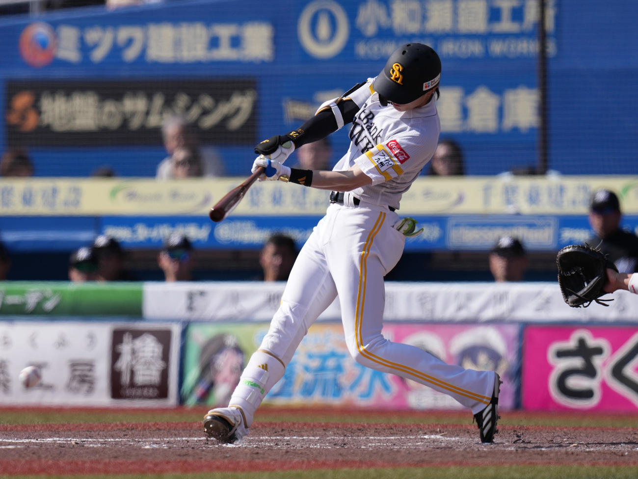 ロッテ対ソフトバンク　4回表ソフトバンク1死二、三塁、中前2点適時打を放つ周東（撮影・鈴木みどり）