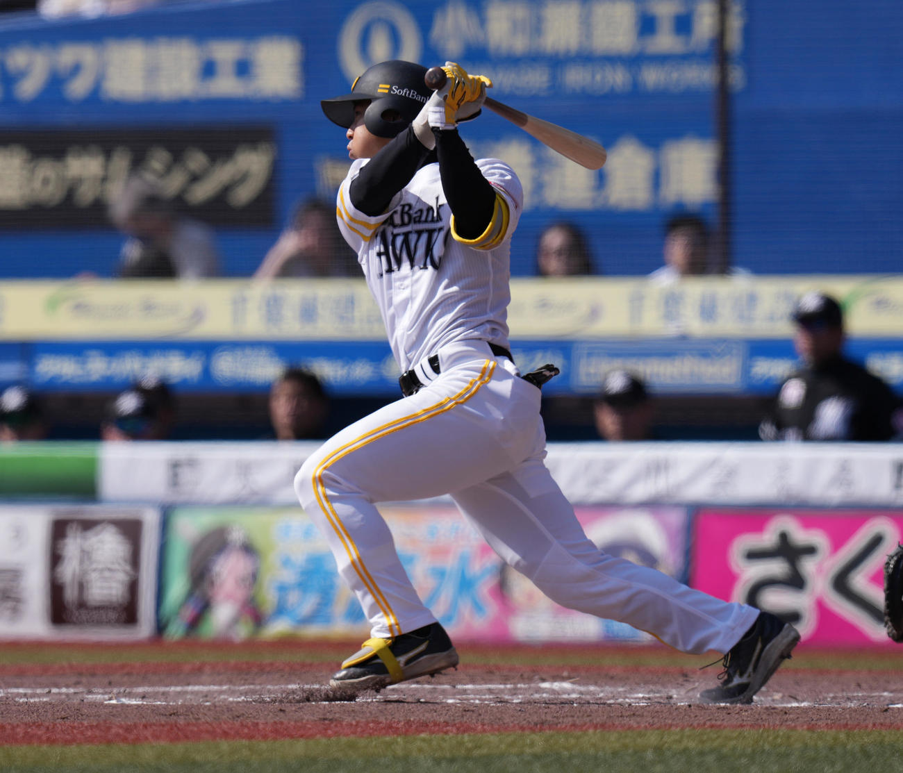 ロッテ対ソフトバンク　3回表ソフトバンク1死三塁、先制の右前適時打を放つ佐藤直（撮影・鈴木みどり）