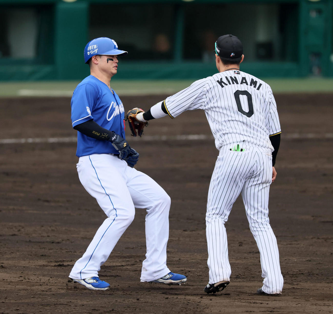 阪神対中日　5回表中日1死一、三塁、ボスラーの打球でアウトになる一塁走者細川。野手木浪（撮影・加藤哉）