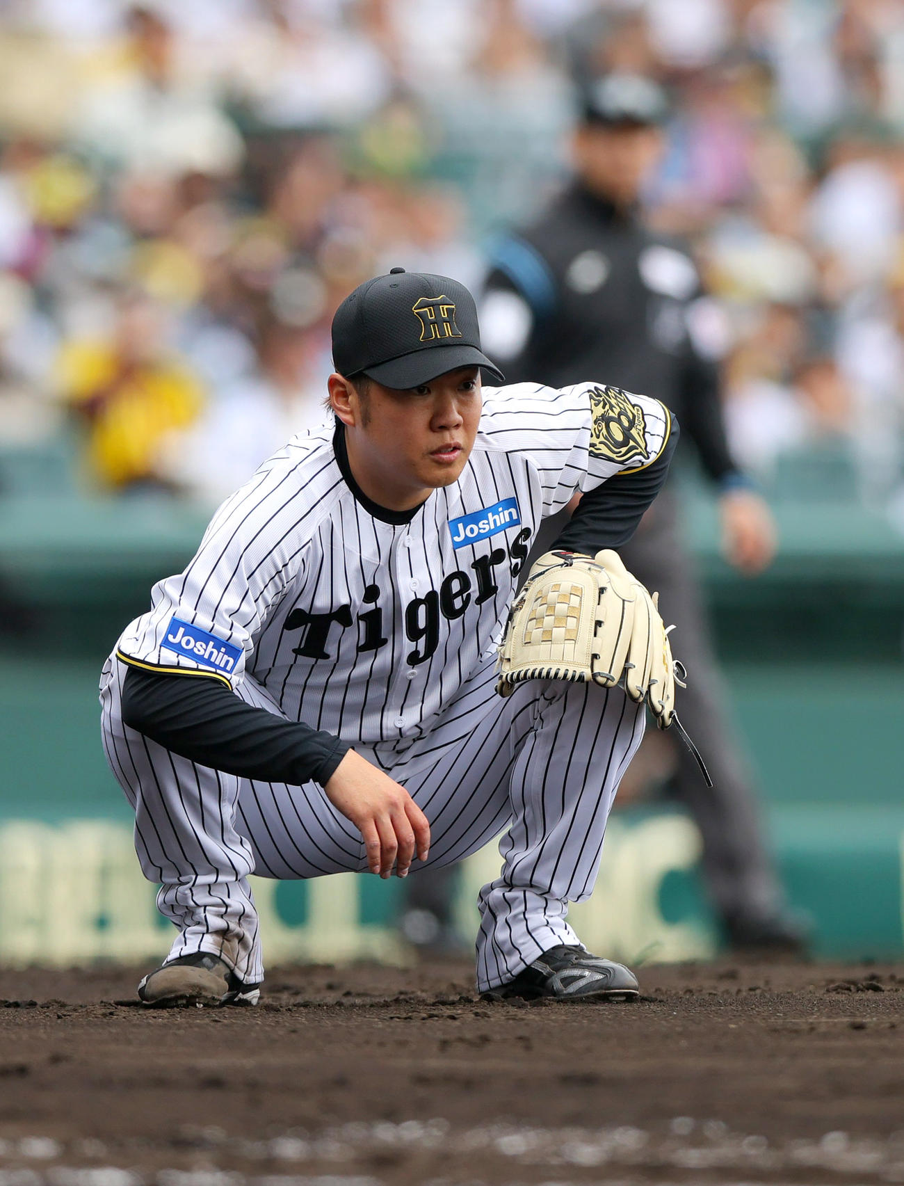 阪神対中日　5回表中日無死一、二塁、西勇は上林の送りバントで座る（撮影・上山淳一）