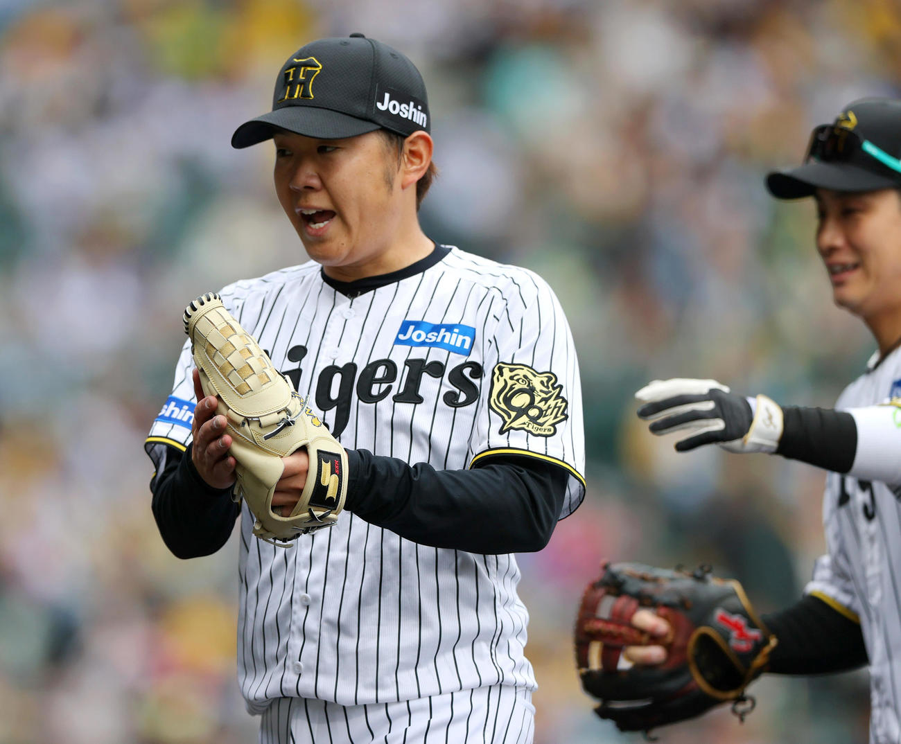 阪神対中日　4回表中日2死二、三塁、西勇は松葉を二ゴロに仕留めピンチを無失点に終えグラブをたたいてベンチへ引き上げる（撮影・上山淳一）