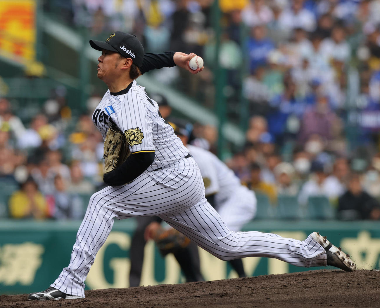 阪神対中日　4回表、力投する阪神西勇（撮影・上山淳一）