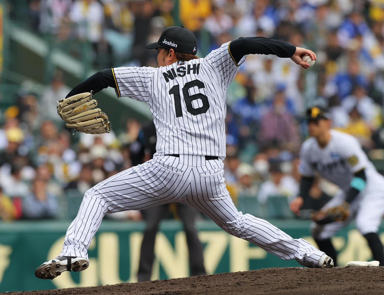 阪神対中日　4回表、力投する阪神西勇（撮影・上山淳一）