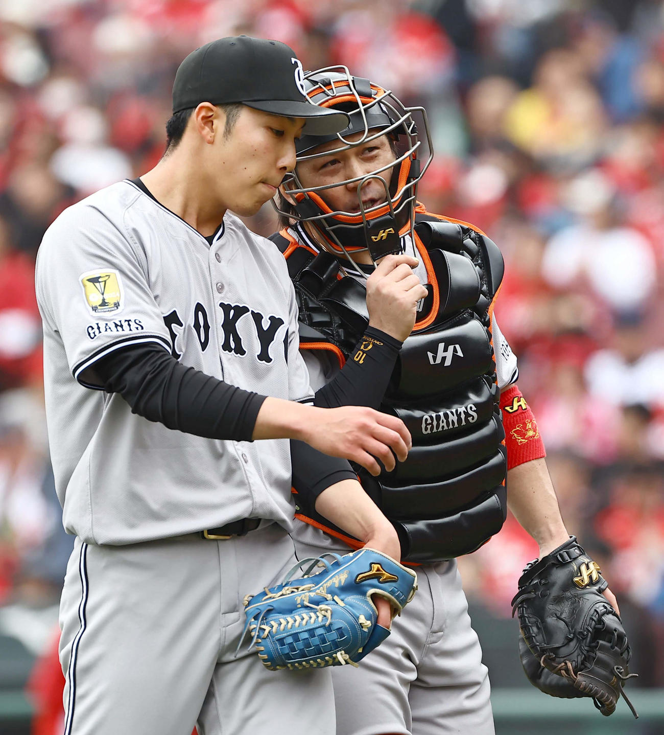 広島対巨人　2回、甲斐（右）と話しながらベンチに引き揚げる赤星（撮影・上田博志）