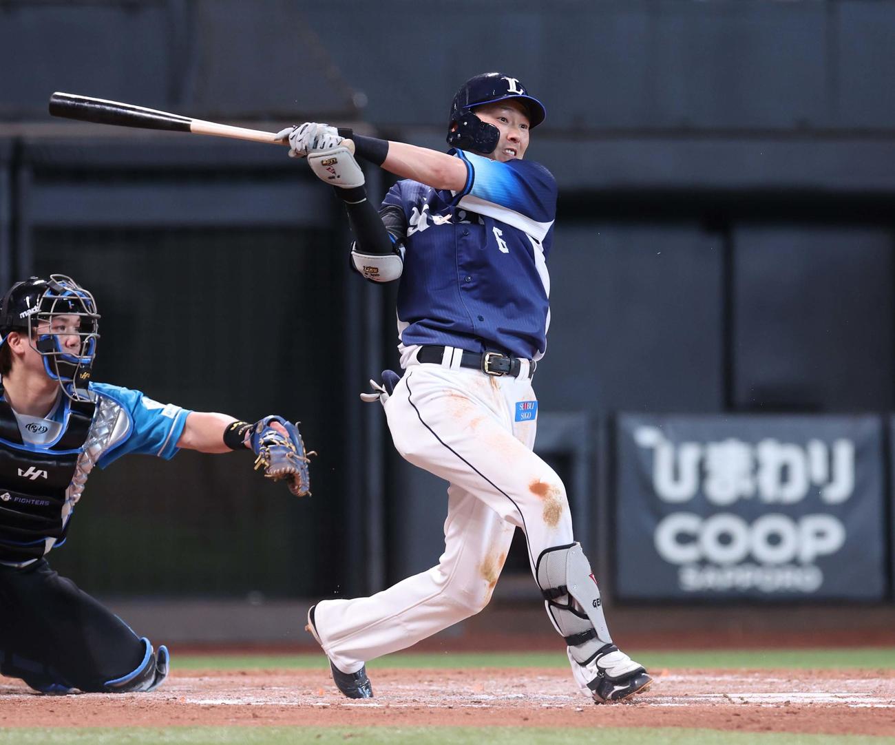 日本ハム対西武　8回表西武2死一、三塁、二前適時内野安打を放つ源田（撮影・黒川智章）